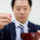 Japoneses inventan palillos que cambian el sabor de la comida