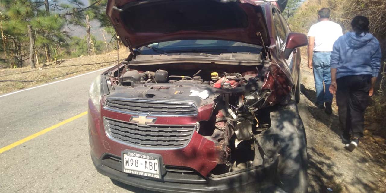 Camioneta y volteo sufren colisión frontal | El Imparcial de Oaxaca