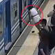 Video: Se salvó de milagro, mujer se desmaya y cae a las vías del tren