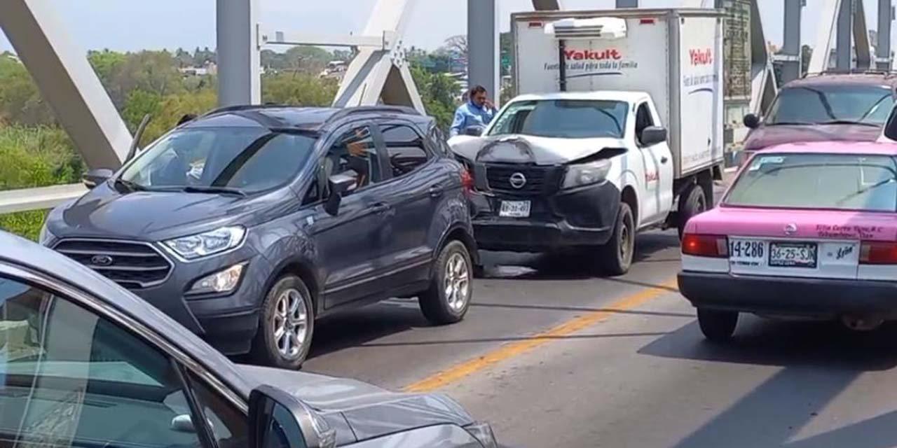 Choque frontal de camionetas deja fuertes daños materiales