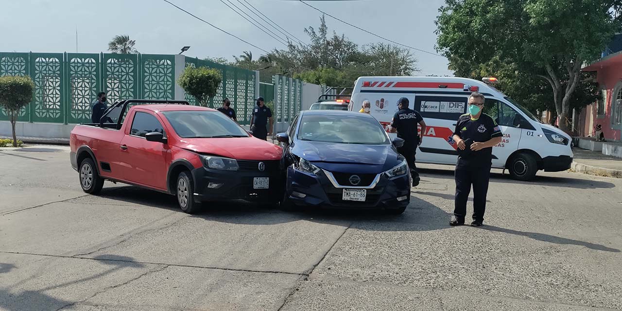 Choca contra auto por conducir distraído | El Imparcial de Oaxaca