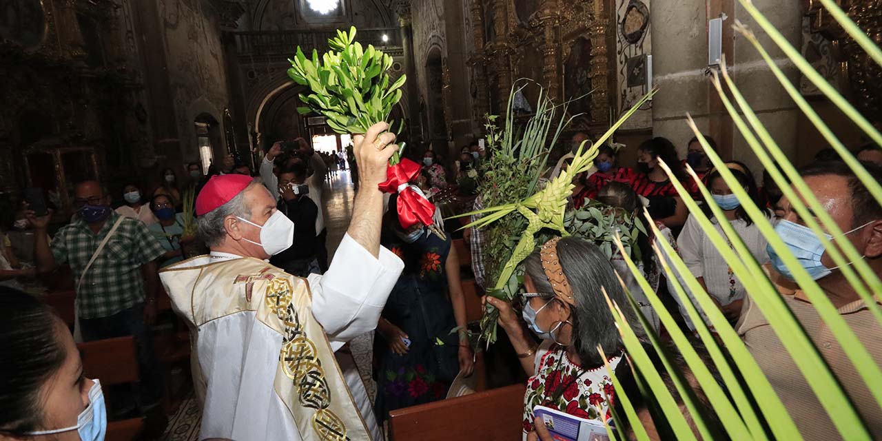 Viven católicos procesión y bendición de palmas | El Imparcial de Oaxaca