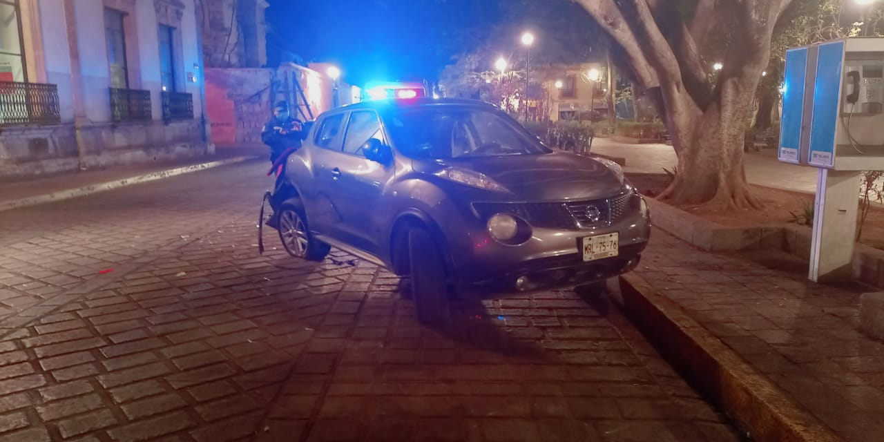 Choca auto estacionado | El Imparcial de Oaxaca