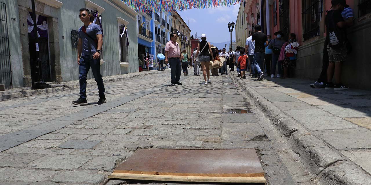 Reciben a turistas, calles y banquetas deterioradas | El Imparcial de Oaxaca
