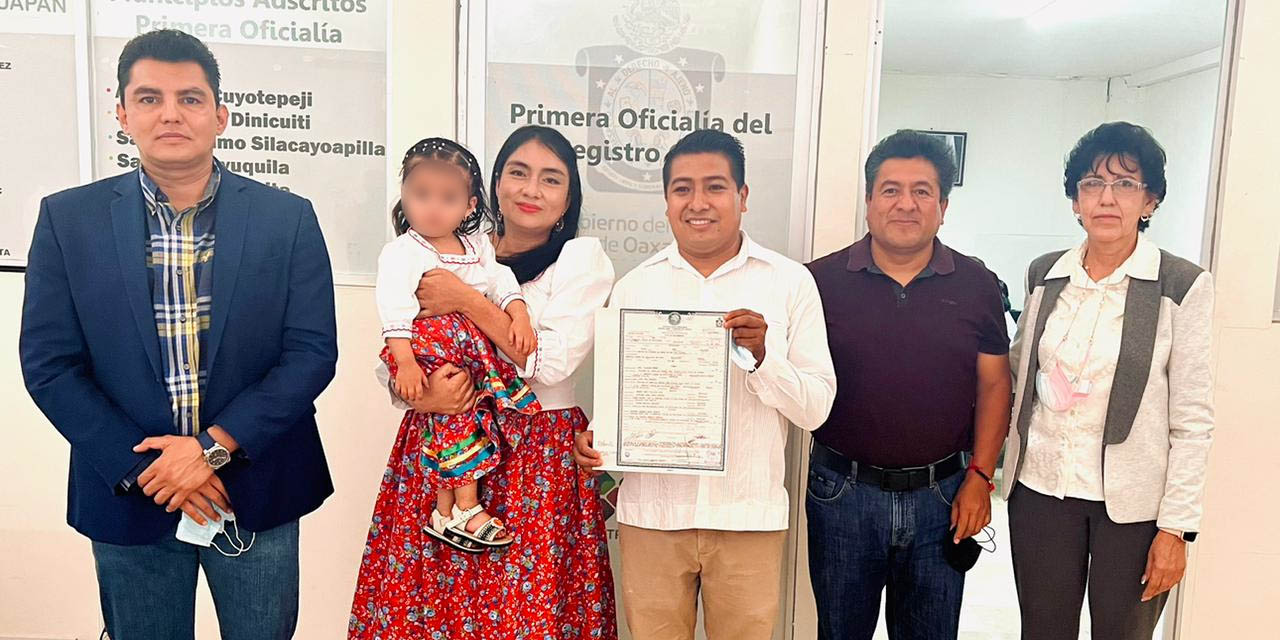 Recibe Elisa acta con apellidos invertidos | El Imparcial de Oaxaca