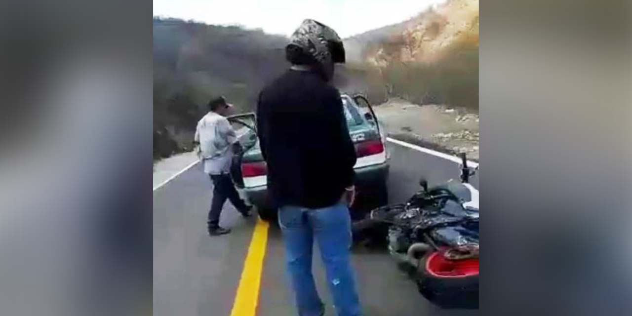 Piden sanciones para tripulantes de taxi por agredir a motociclista | El Imparcial de Oaxaca