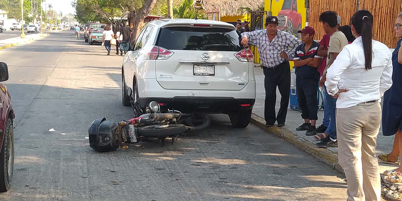 Camioneta embiste a motociclista; lo trasladan al nosocomio | El Imparcial de Oaxaca