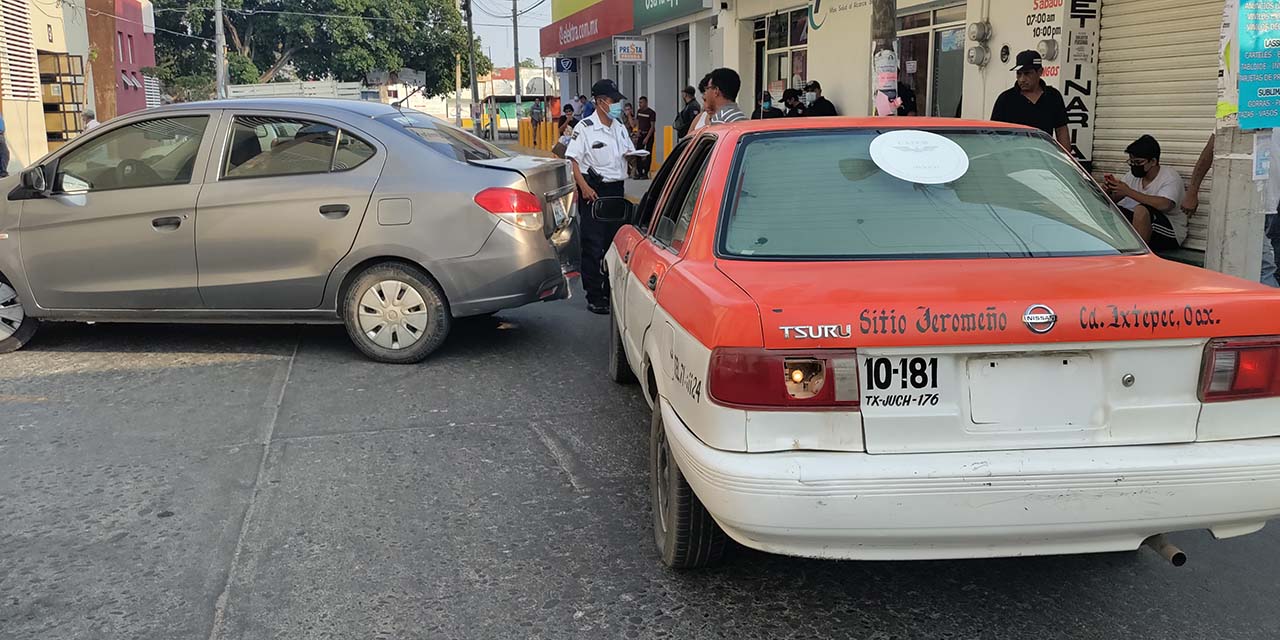 Choca al conducir de reversa | El Imparcial de Oaxaca