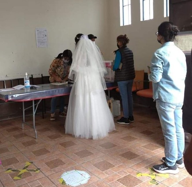 Mujer asiste vestida de novia a la consulta de revocación de mandato | El Imparcial de Oaxaca