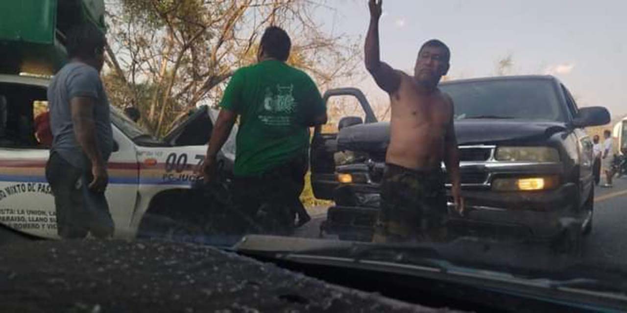 Choca camioneta pasajera; no se reportaron lesionados | El Imparcial de Oaxaca