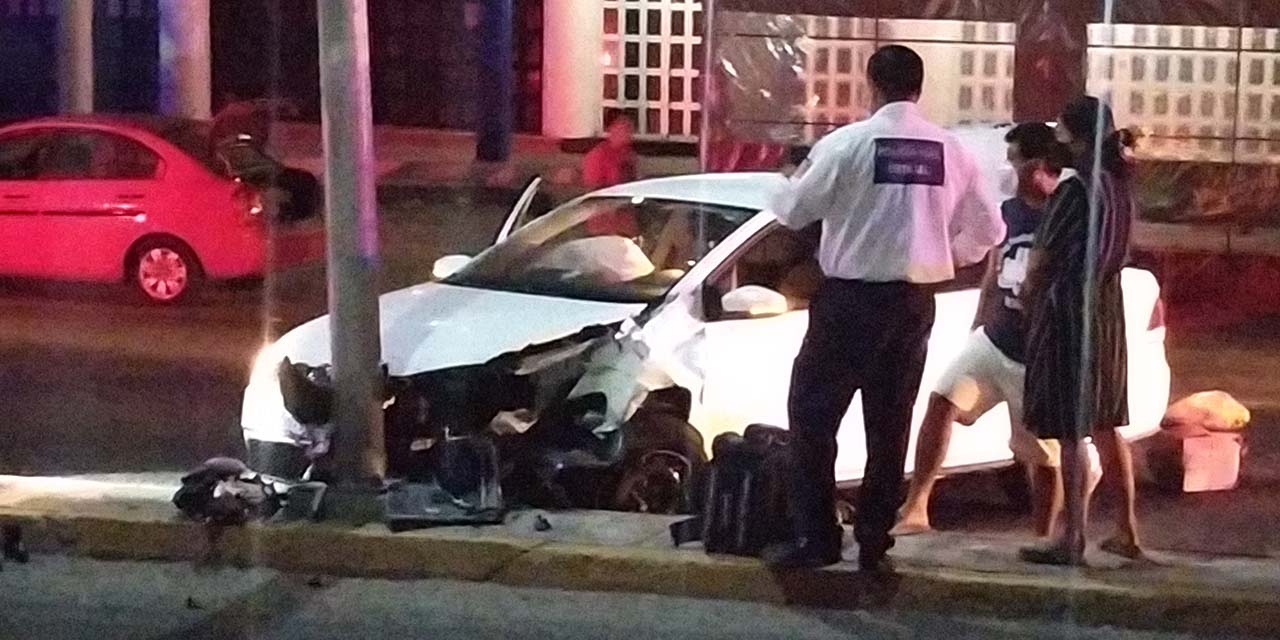 Se estampa auto contra luminaria | El Imparcial de Oaxaca