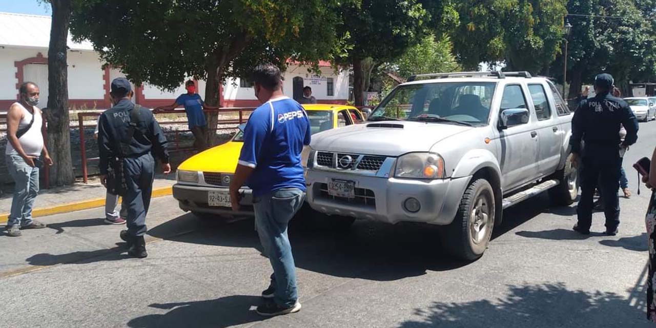 Se impacta contra auto al intentar rebasar | El Imparcial de Oaxaca