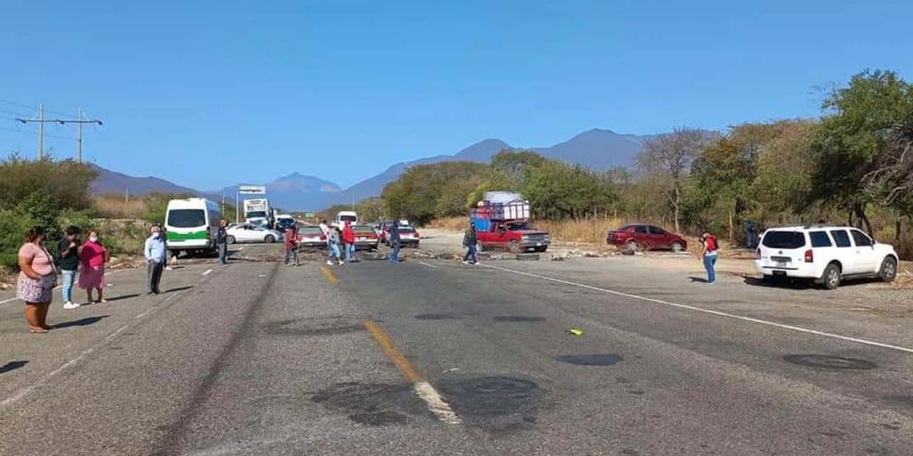 Campesinos de Tagolaba cierran carretera; demandan apoyos del gobierno del estado | El Imparcial de Oaxaca