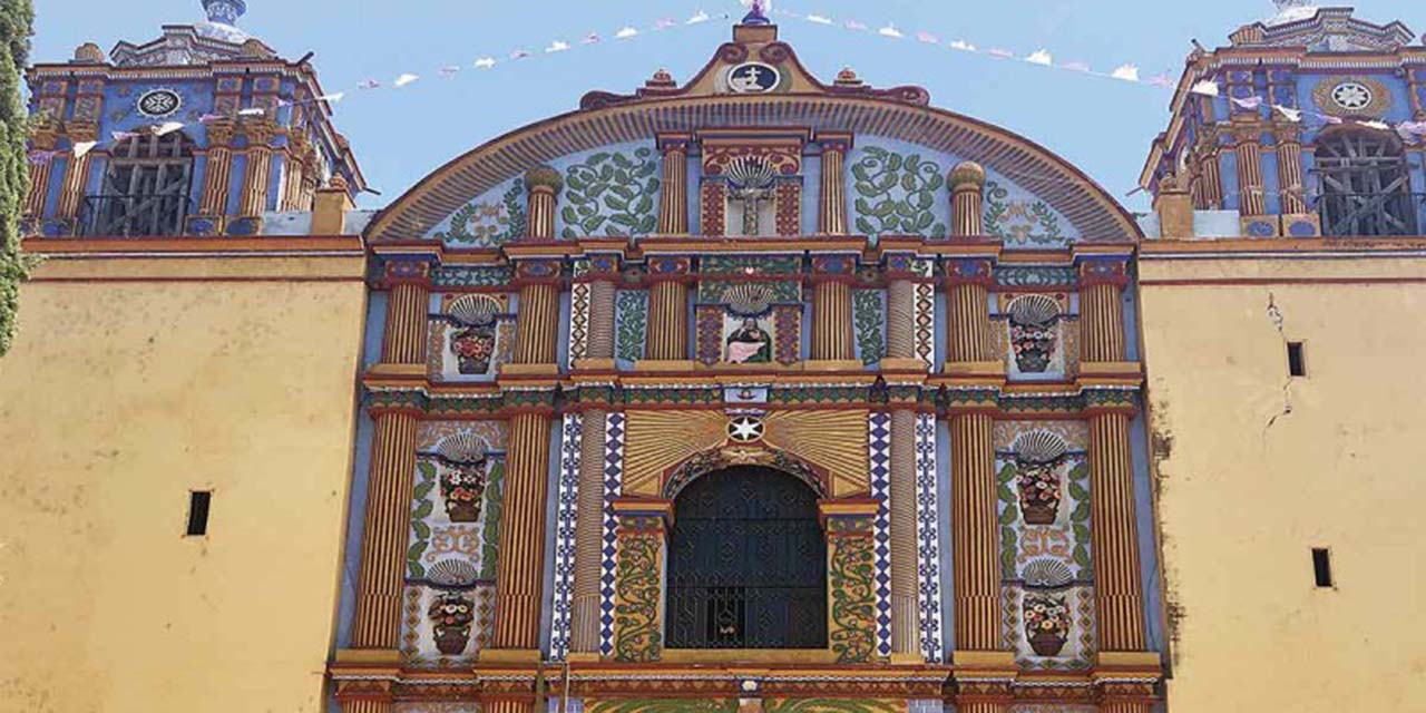 Con flores y bordados, restauran artesanas un templo zapoteco | El Imparcial de Oaxaca