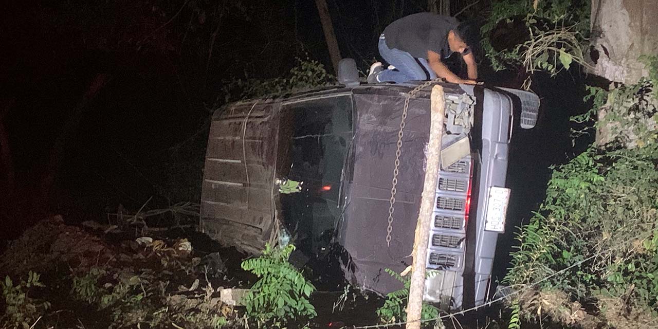 Exceso de velocidad provoca volcadura aparatosa de camioneta | El Imparcial de Oaxaca