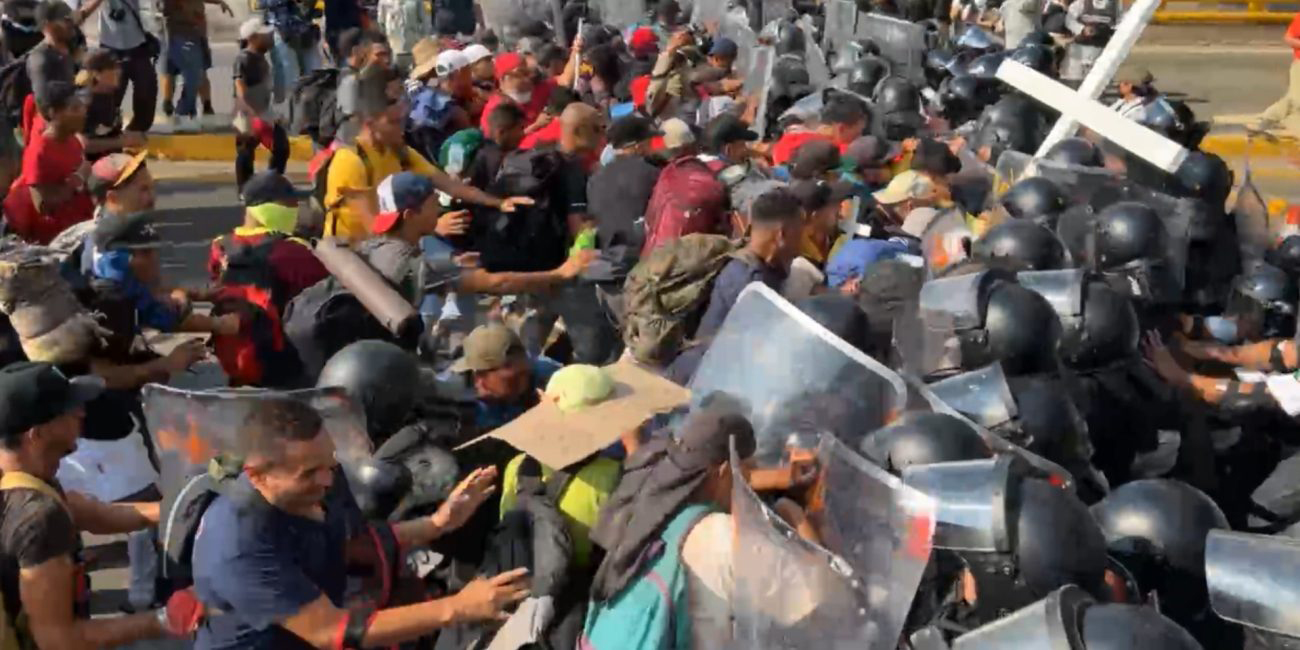 Migrantes rompen cerco y se enfrentan con GN en carretera | El Imparcial de Oaxaca
