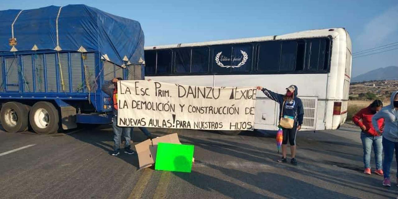Instalan padres de familia bloqueo indefinido en la 190 | El Imparcial de Oaxaca