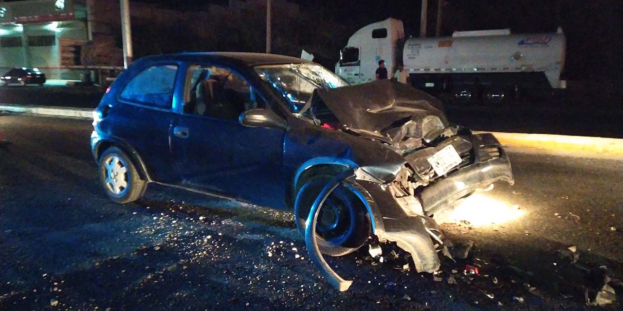 Chocan y abandonan auto siniestrado