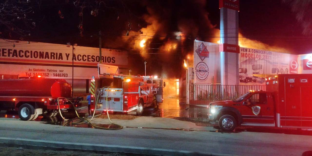 Voraz incendio consume bodega de neumáticos | El Imparcial de Oaxaca