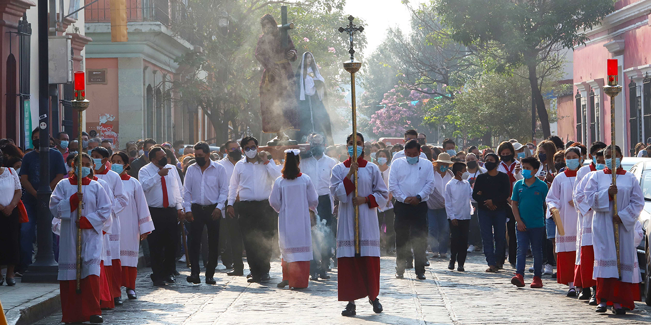 Revive la Iglesia Católica el Viacrucis | El Imparcial de Oaxaca