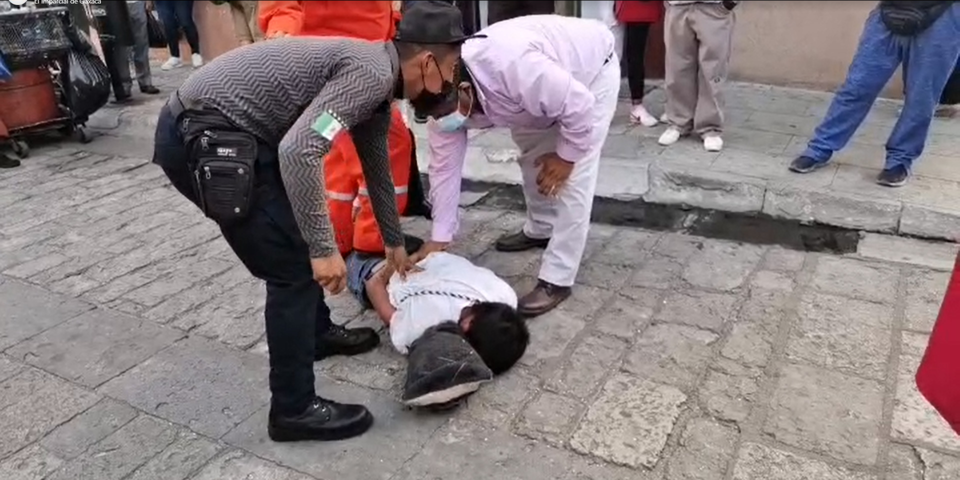 VIDEO: Detienen a hombre por acosar a una mujer en el Andador Turístico | El Imparcial de Oaxaca