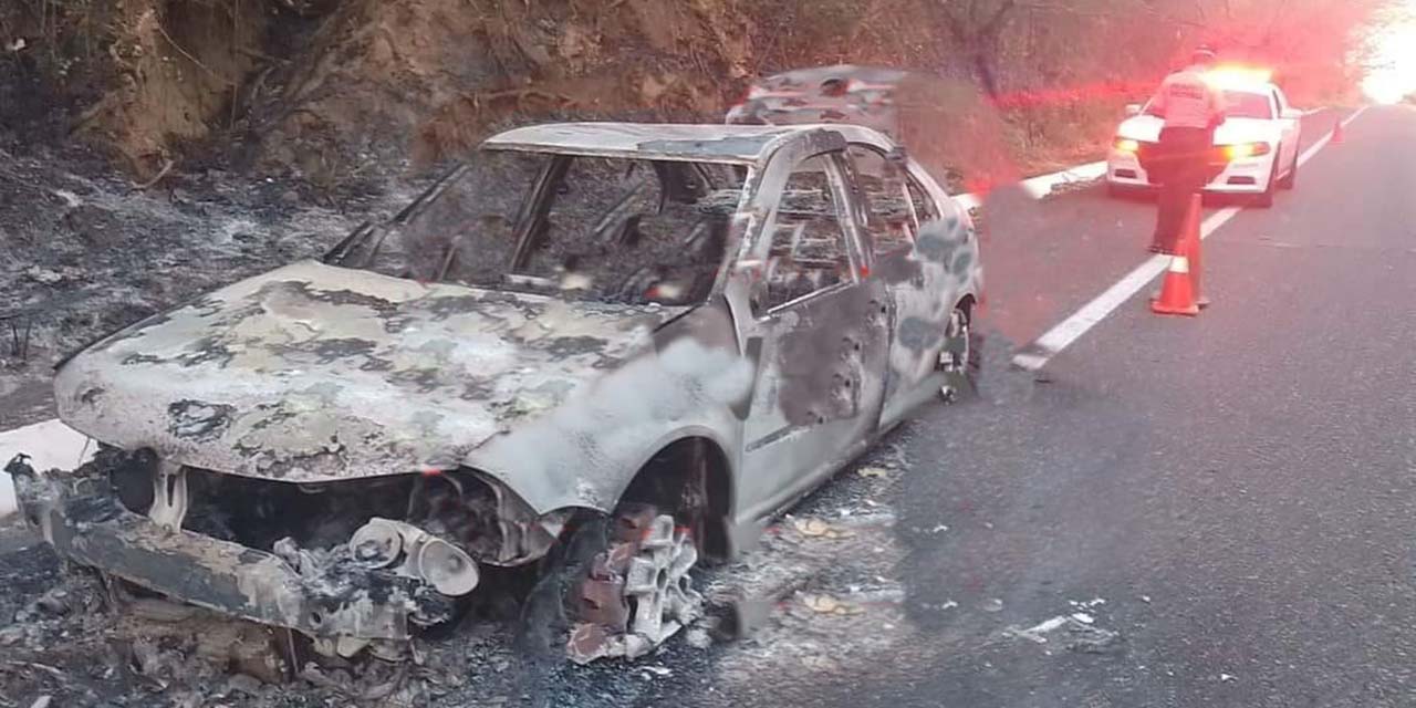 Localizan auto incendiado sobre carretera | El Imparcial de Oaxaca