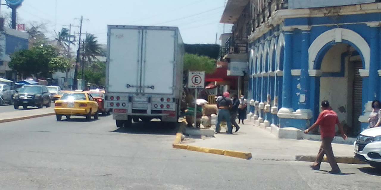 Transportes de carga invaden vías públicas | El Imparcial de Oaxaca
