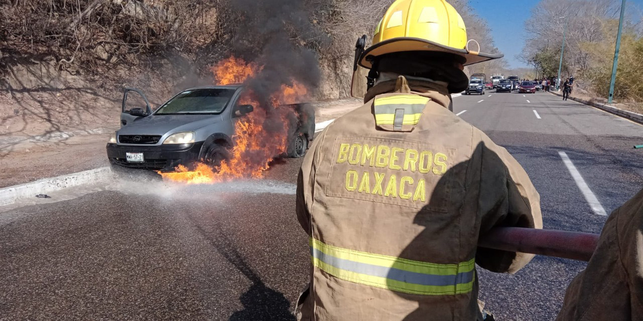 Se prende camioneta; el fuego la consume al 70% | El Imparcial de Oaxaca