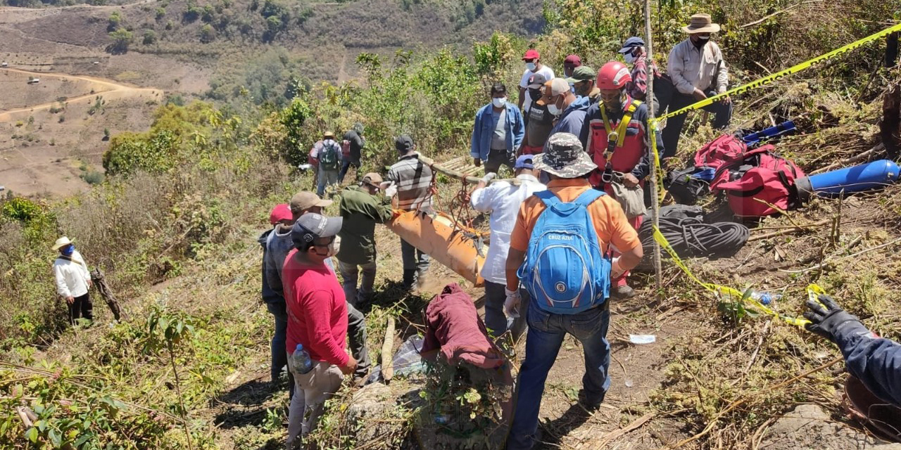 Bomberos extraen cadáver de caverna en Putla de Gro. | El Imparcial de Oaxaca