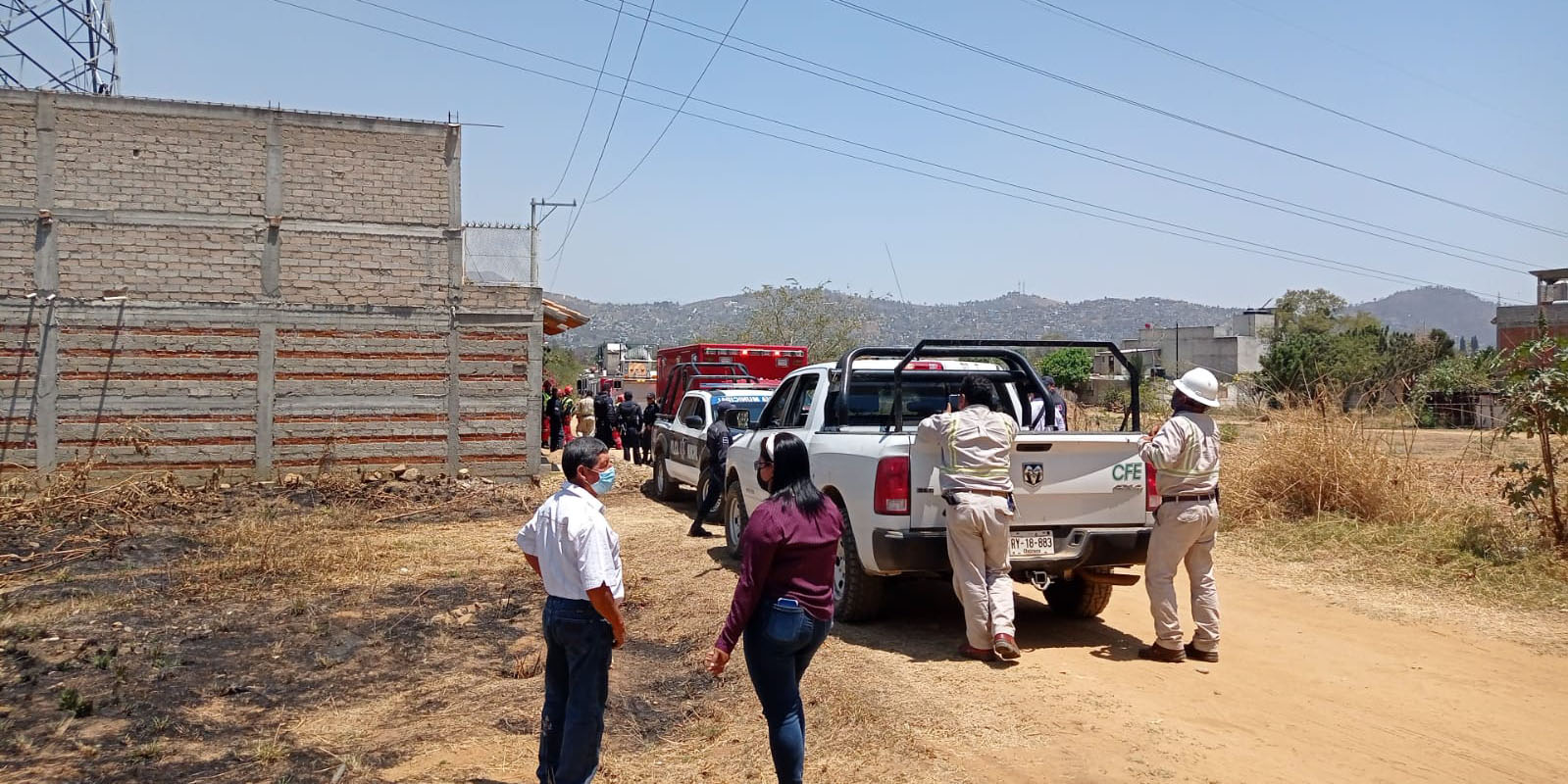 Sube a torre de alta tensión; los bomberos evitan suicidio | El Imparcial de Oaxaca
