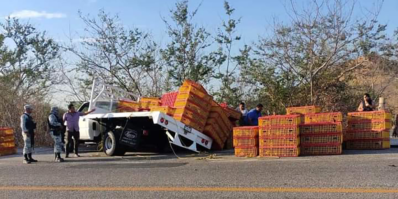Reportan volcadura de camioneta cargada de pollos. | El Imparcial de Oaxaca