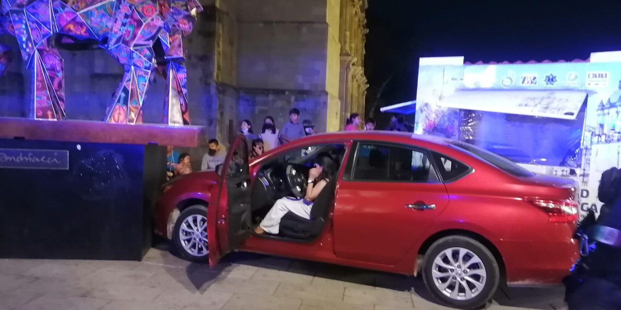 VÍDEO:  Pierde el control de su auto y atropella a una ciclista en el Zócalo | El Imparcial de Oaxaca