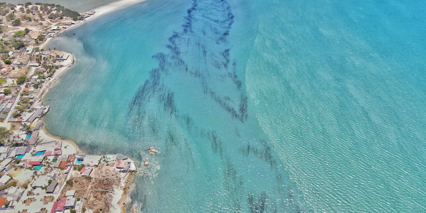 Derrame de hidrocarburos contamina Bahía la Ventosa | El Imparcial de Oaxaca