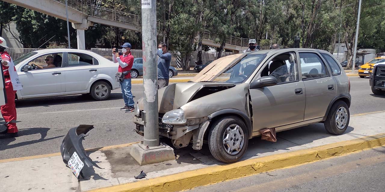Pierde el control y se impacta contra poste | El Imparcial de Oaxaca