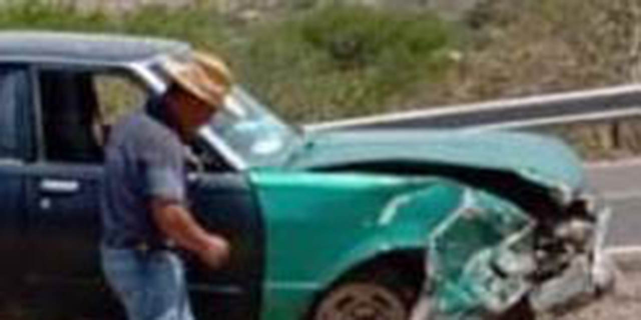 Pierde el control de su vehículo y termina en un barranco | El Imparcial de Oaxaca