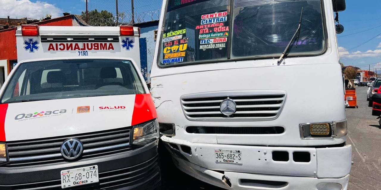 Urbano choca con ambulancia | El Imparcial de Oaxaca
