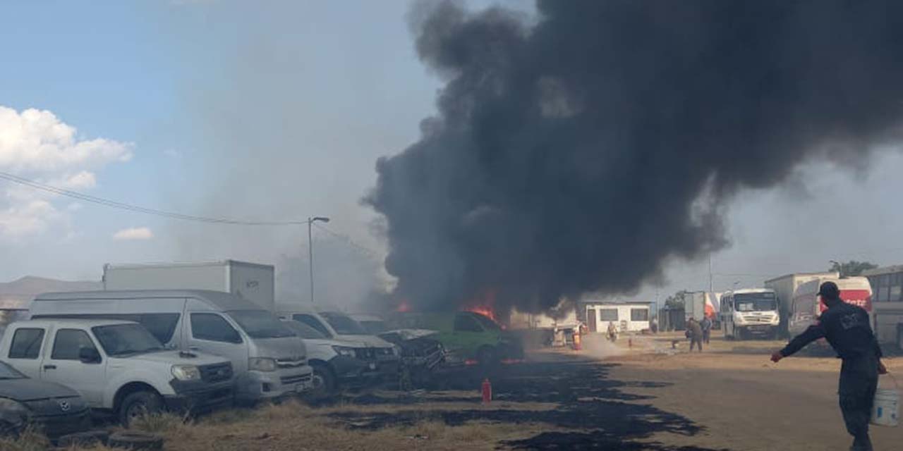 Incendio en pastizales consume varios vehículos | El Imparcial de Oaxaca