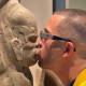 VIDEO: Artista besa y lame piezas arqueológicas del Museo de Antropología