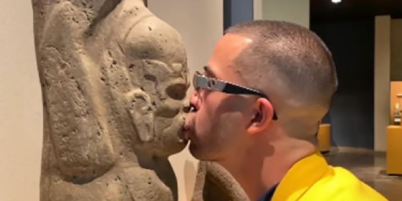 VIDEO: Artista besa y lame piezas arqueológicas del Museo de Antropología | El Imparcial de Oaxaca