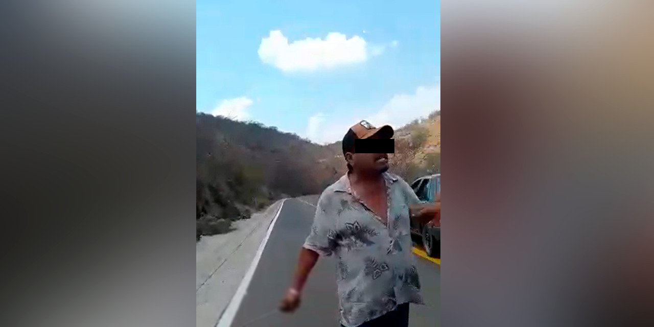 VÍDEO: Taxista “amenaza” con un machete a motociclistas | El Imparcial de Oaxaca