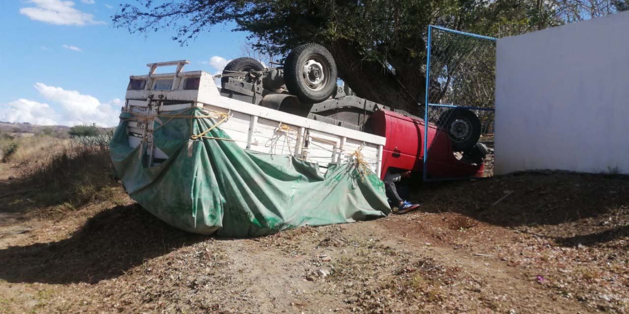 Aparatosa volcadura de camioneta deja dos lesionados | El Imparcial de Oaxaca