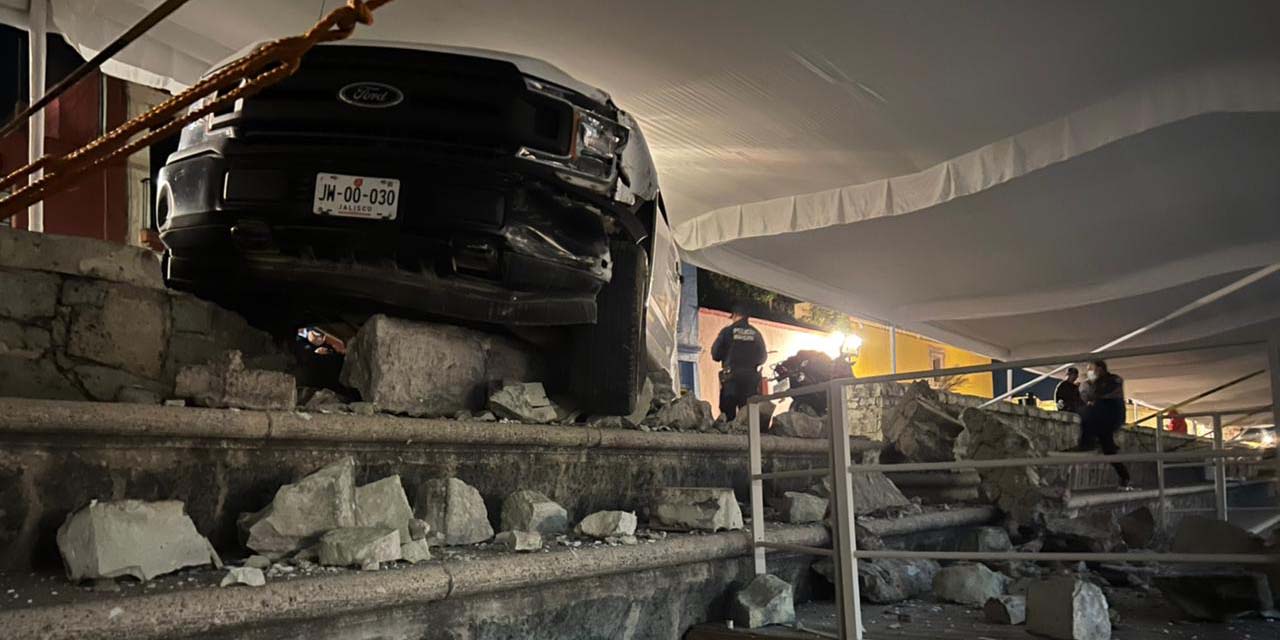 Ebrio conductor de pickup se estrella con muro de contención | El Imparcial de Oaxaca