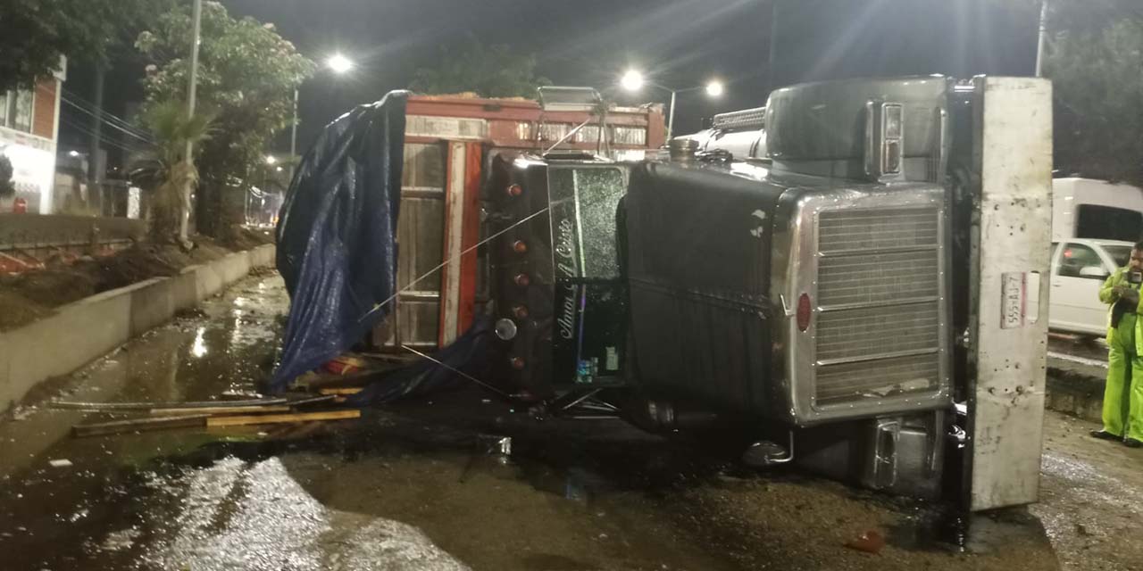 Camión con madera sufre aparatosa volcadura