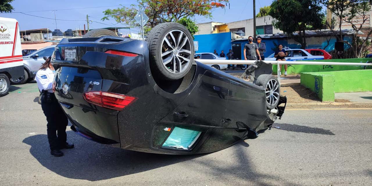 Volcadura de auto deja dos lesionados | El Imparcial de Oaxaca