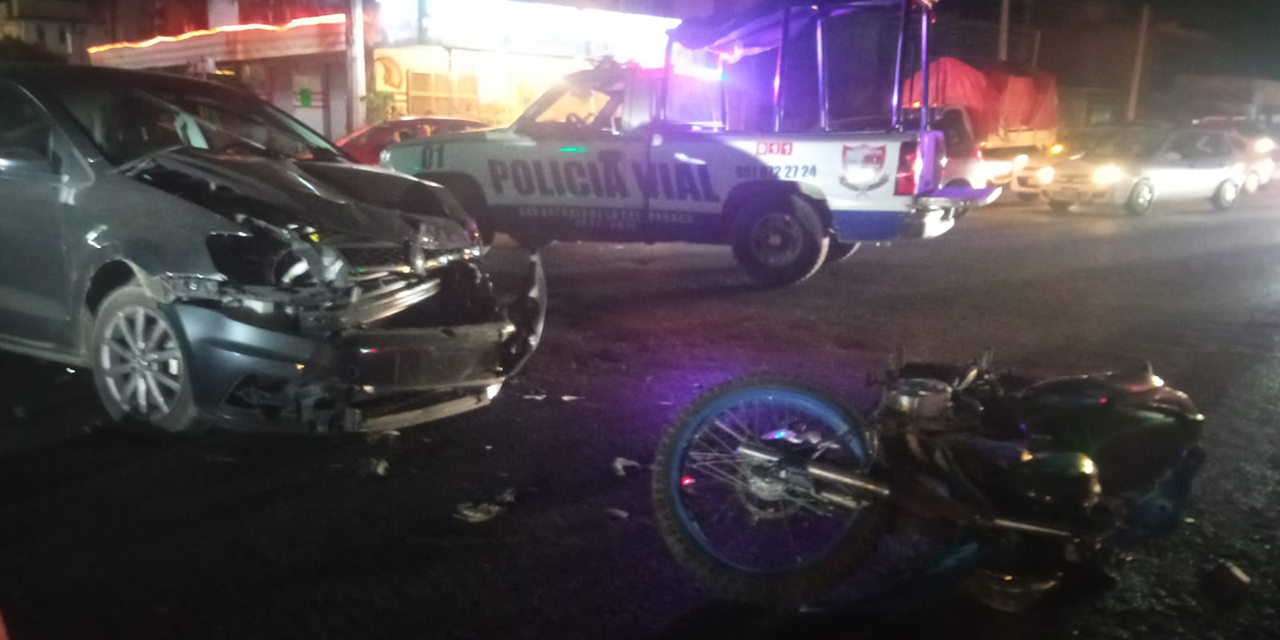 Choca auto y moto  en Símbolos Patrios | El Imparcial de Oaxaca