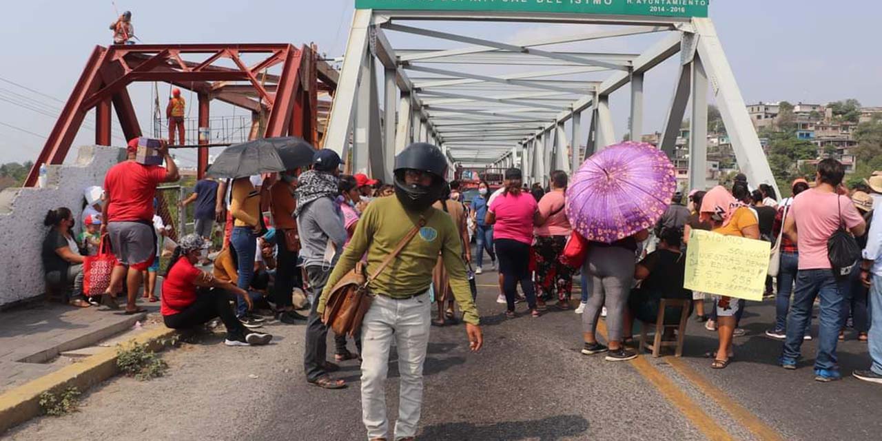 Padres y profesores bloquean el Puente de Fierro | El Imparcial de Oaxaca