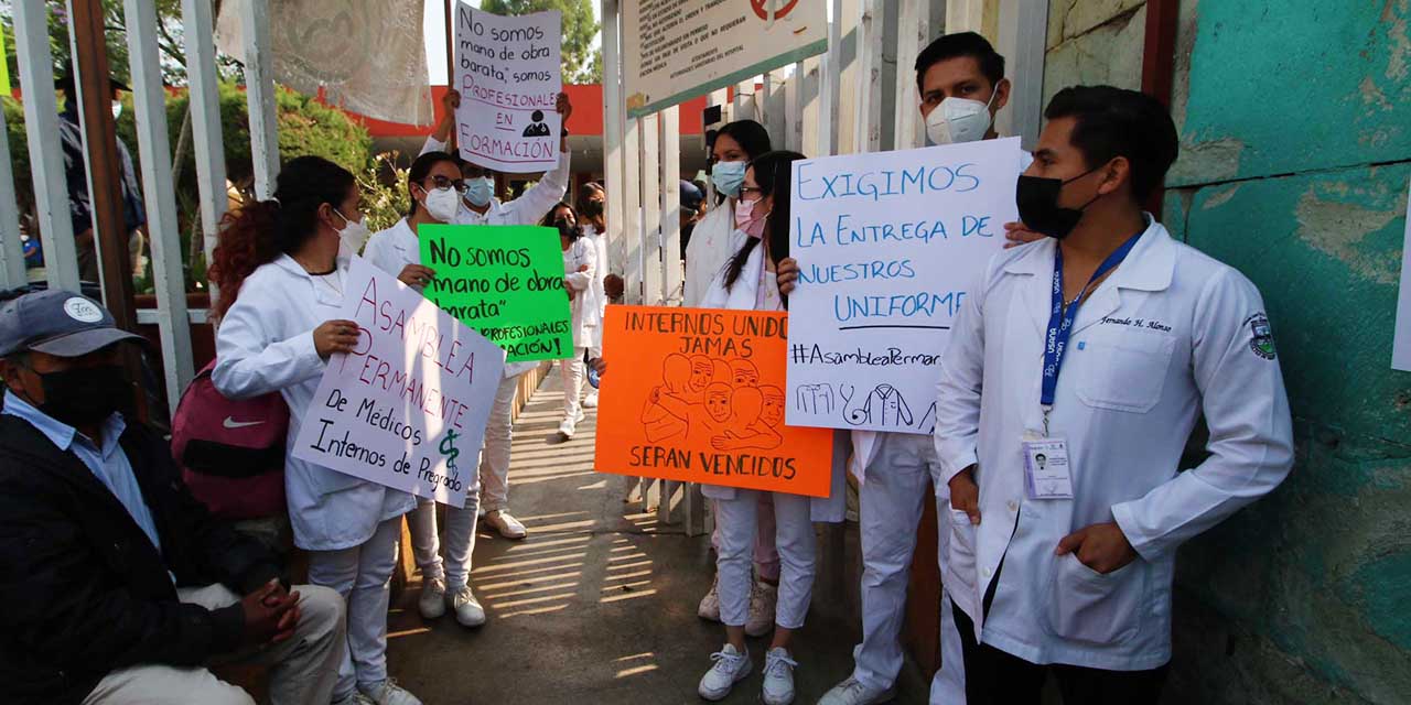 Protestan médicos internos de pregrado en el Hospital Civil | El Imparcial de Oaxaca