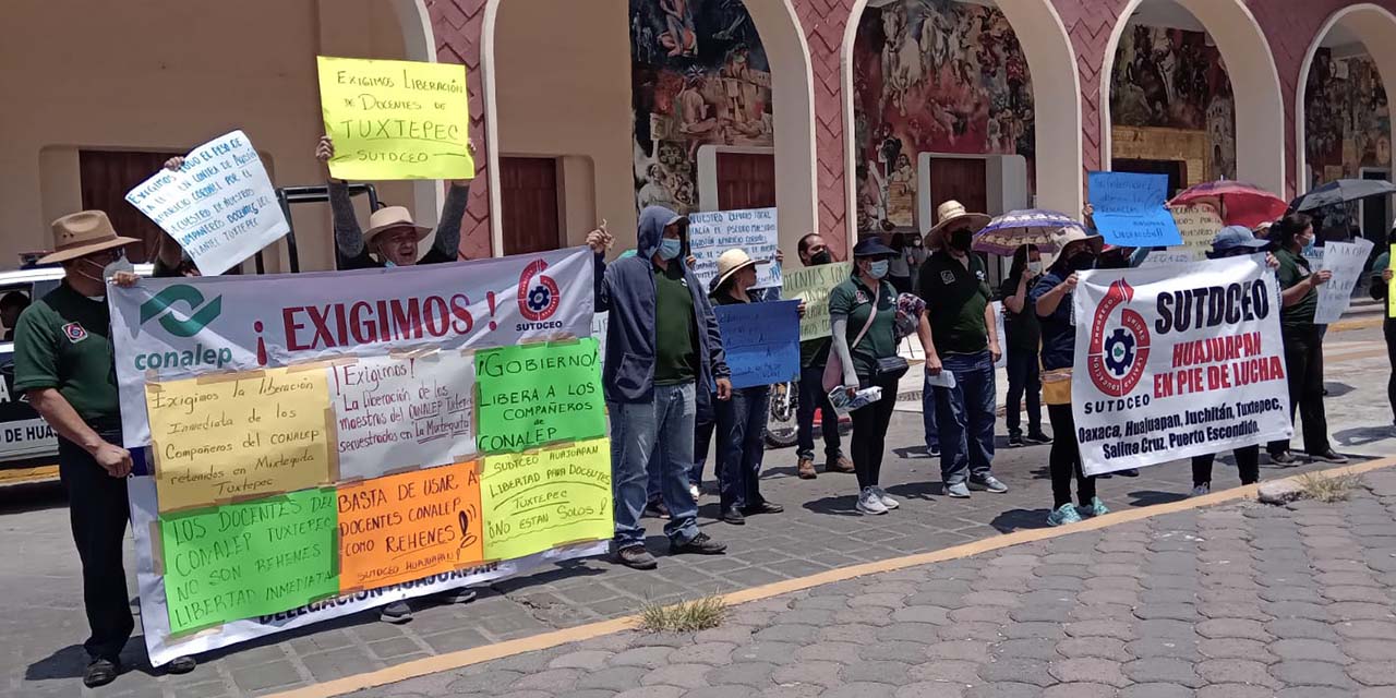 Amenazan con huelga por la retención de docentes | El Imparcial de Oaxaca