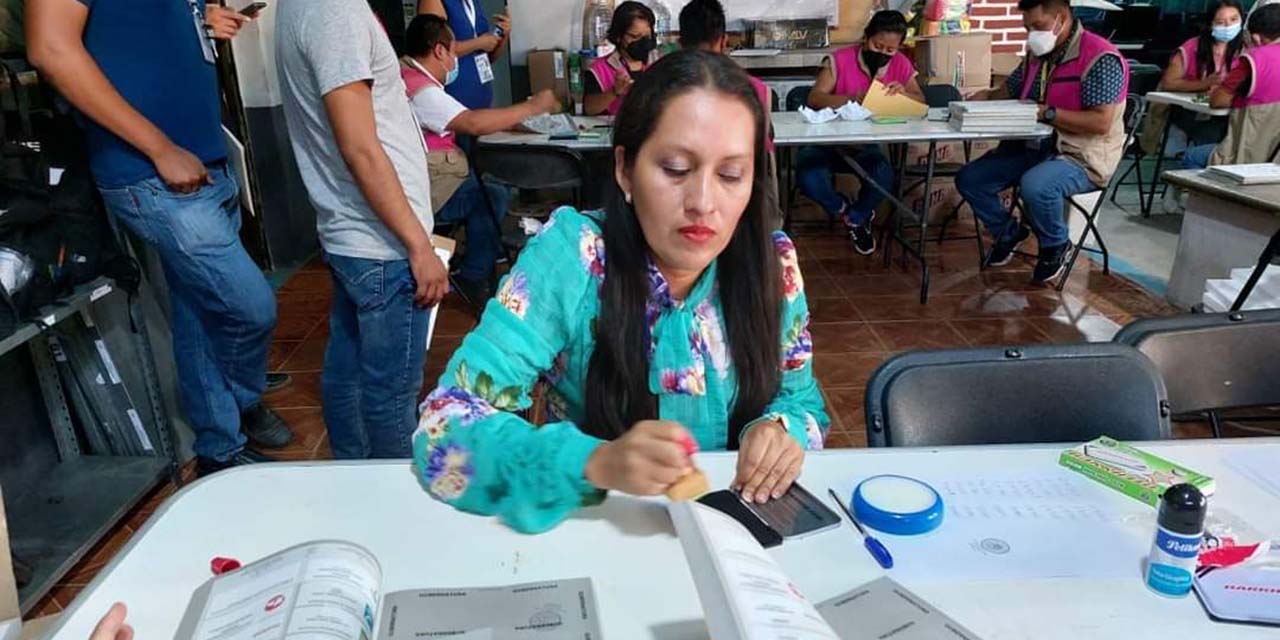 Sellan boletas electorales en el 25 Consejo Distrital | El Imparcial de Oaxaca
