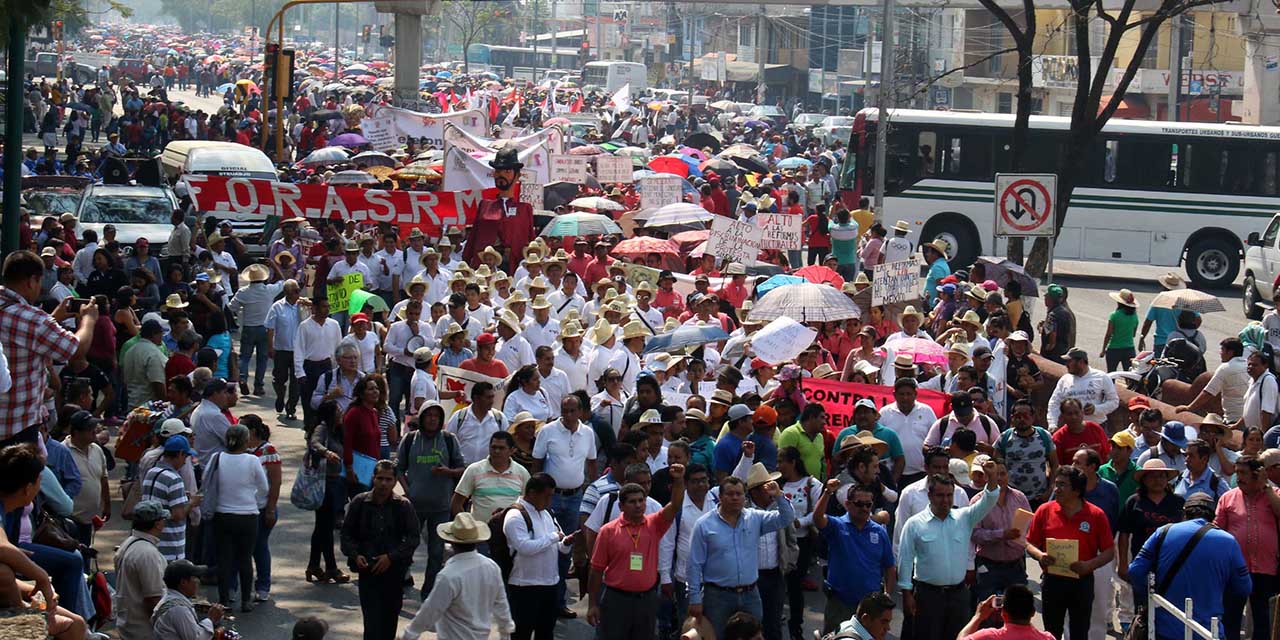 Marchan sindicatos por el Día del Trabajo | El Imparcial de Oaxaca